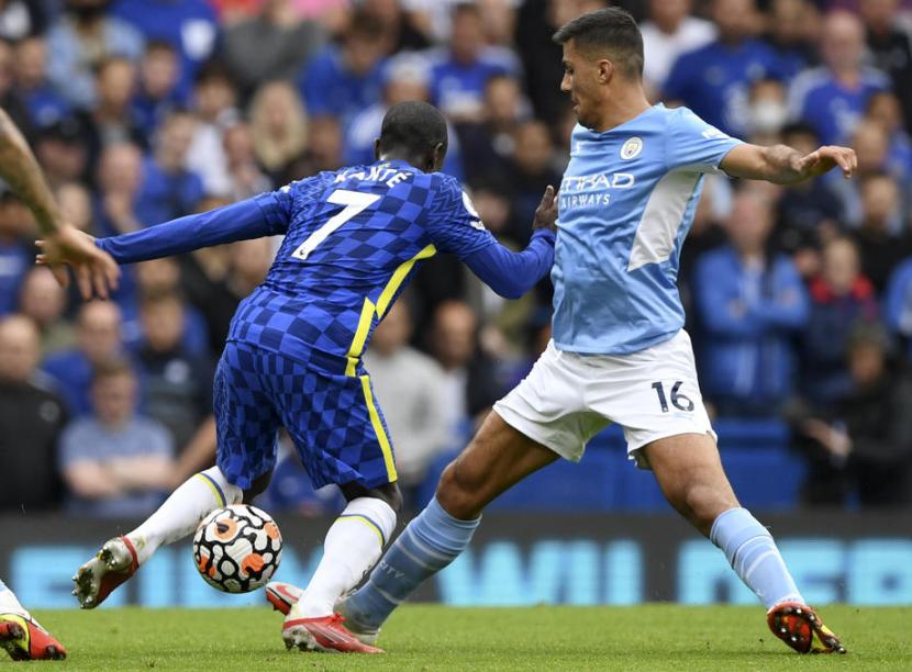 Pemain Manchester City Rodri (kanan) berebut bola dengan gelandang Chelsea N