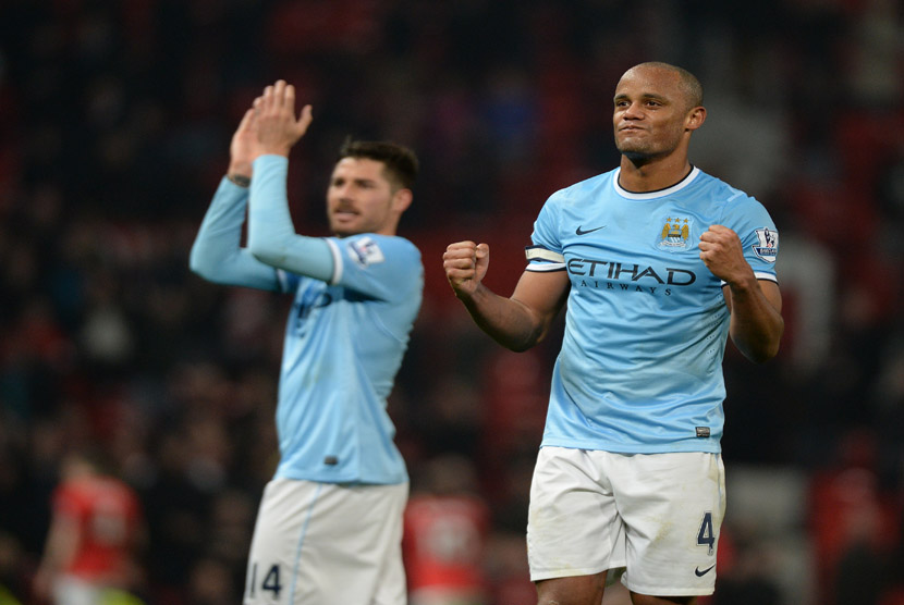 Pemain Manchester City Vincent Kompany (kanan) dan Javi García (kiri), usai menundukkan Manchester United dengan skor 3-0, Selasa (25/3).