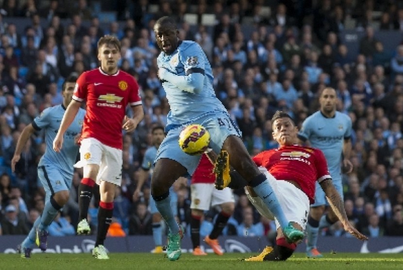 Pemain Manchester City, Yaya Toure ditekel penggawa Manchester United, Marcos Rojo.