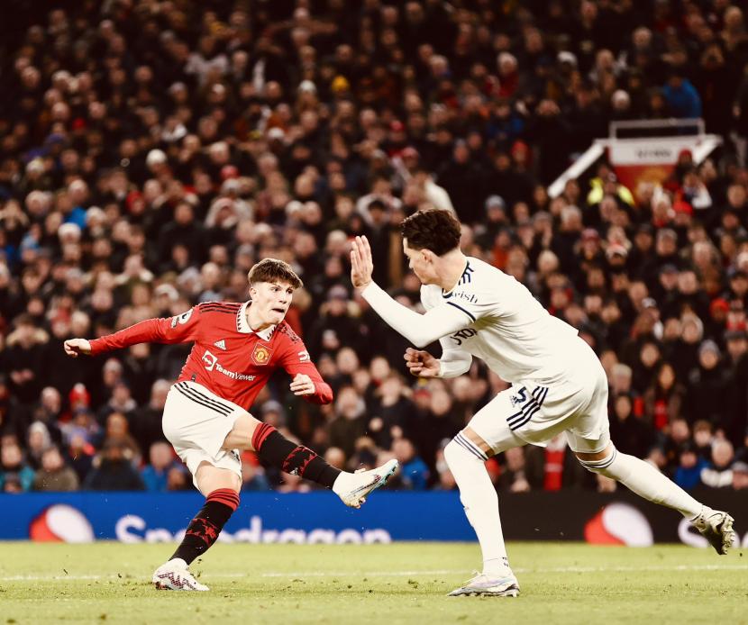 Pemain Manchester United Alejandro Garnacho (kiri) berusaha mencetak gol saat membela timnya melawan Leeds United di Old Trafford, Kamis (9/2/2023). 