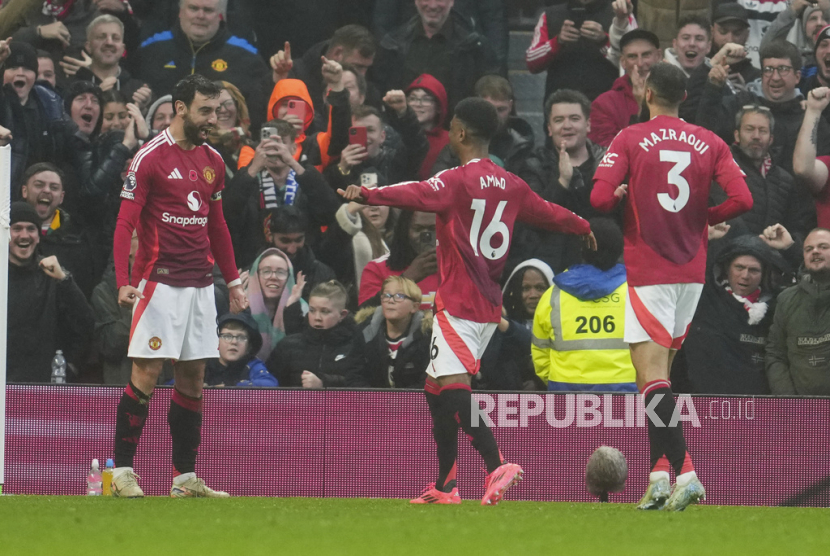 Pemain Manchester United Bruno Fernandes mencetak gol pembuka timnya ke gawang Leicester City dalam pertandingan sepak bola Liga Primer Inggris di Stadion Old Trafford, Manchester, Ahad (10/11/2024). MU menang 3-0.