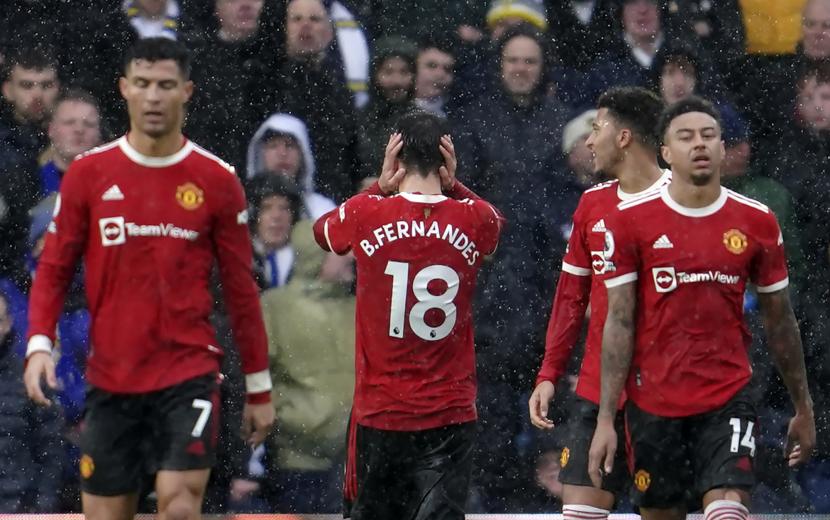 Pemain Manchester United Bruno Fernandes, tengah, merayakan setelah mencetak gol kedua timnya selama pertandingan sepak bola Liga Premier Inggris antara Leeds United dan Manchester United, di Stadion Elland Road di Leeds, Inggris, Ahad, 20 Februari 2022.