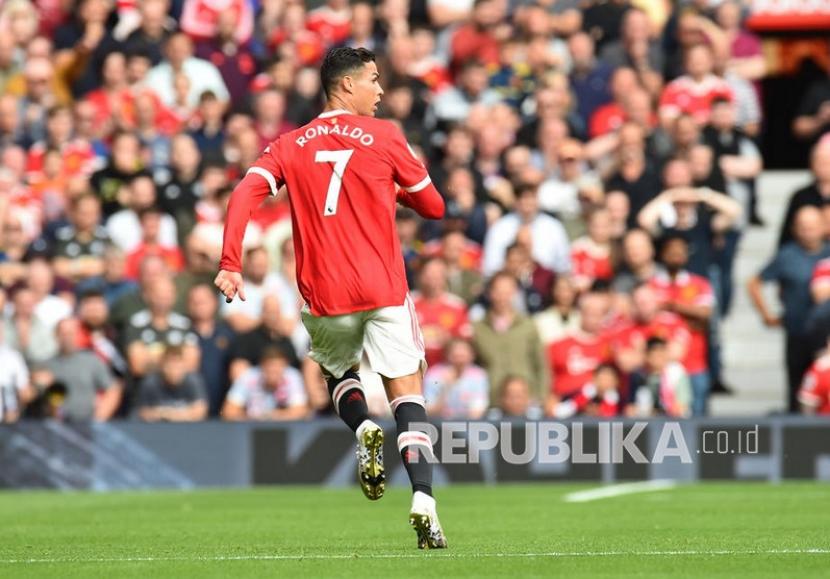  Pemain Manchester United Cristiano Ronaldo beraksi pada pertandingan sepak bola Liga Premier Inggris antara Manchester United dan Newcastle United di Manchester, Inggris, Sabtu (11/9). 