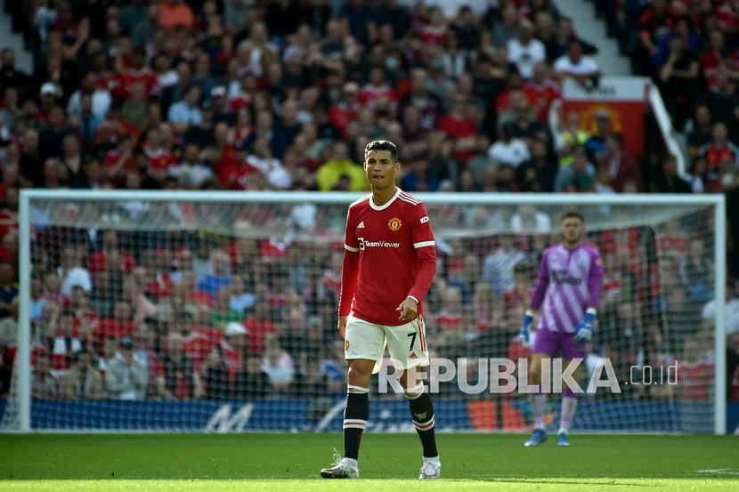  Pemain Manchester United Cristiano Ronaldo berjalan di atas lapangan pada pertandingan sepak bola Liga Inggris antara Manchester United dan Newcastle United di stadion Old Trafford di Manchester, Inggris, Sabtu (11/9).