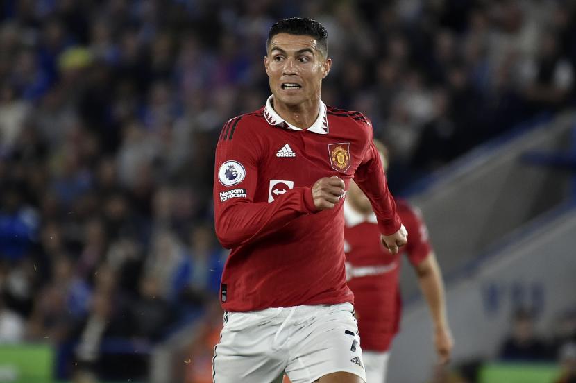 Pemain Manchester United Cristiano Ronaldo berlari mengejar bola saat pertandingan sepak bola Liga Inggris antara Leicester City dan Manchester United di stadion King Power di Leicester, Inggris, Kamis, 1 September 2022. 