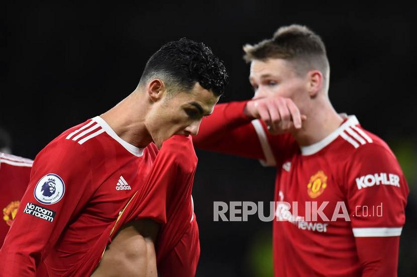 Pemain Manchester United Cristiano Ronaldo (kiri) dan Scott McTominay (kanan) bereaksi  pada pertandingan Liga Premier Inggris antara Manchester United dan Wolverhampton Wanderers di Manchester, Inggris, Selasa (4/1/2022) dini hari WIB.