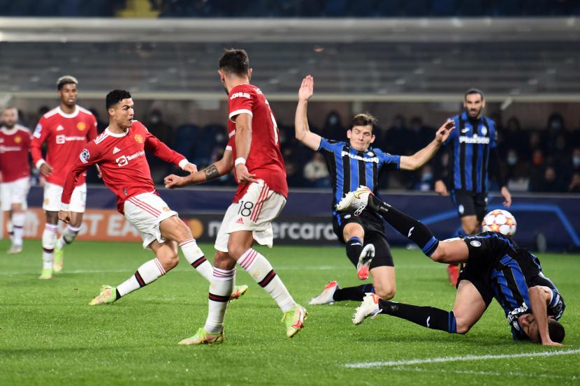 Pemain Manchester United Cristiano Ronaldo (kiri) mencetak gol ke gawang Atalanta pada pertandingan keempat fase Grup F Liga Champions di Stadion Atleti Azzurri dItalia, Rabu (2/11) dini hari WIB.