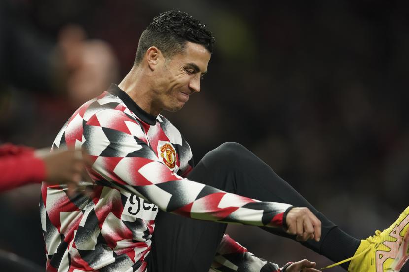 Bintang Manchester United (MU) Cristiano Ronaldo melakukan pemanasan jelang pertandingan.