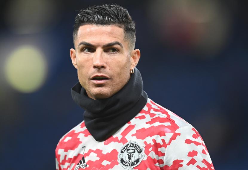 Pemain Manchester United Cristiano Ronaldo melakukan pemanasan untuk pertandingan sepak bola Liga Premier Inggris antara Chelsea FC dan Manchester United di London, Inggris, 28 November 2021.