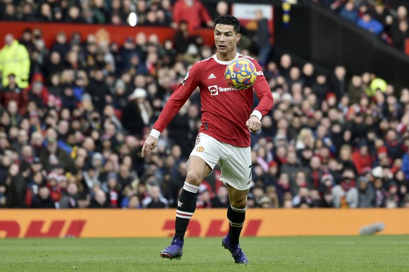 Bintang Manchester United (MU) Cristiano Ronaldo mengontrol bola.