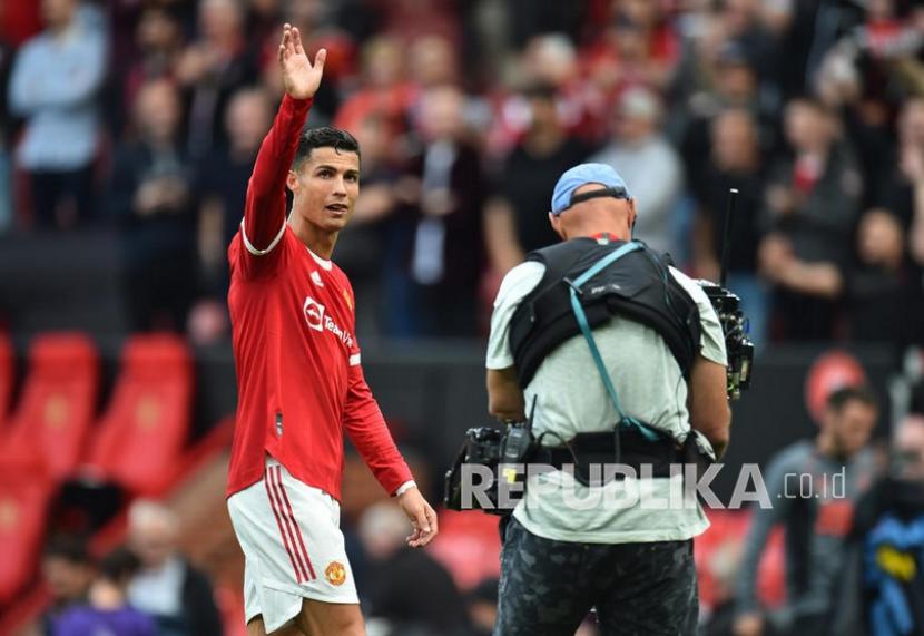 Pemain Manchester United Cristiano Ronaldo menyapa para pendukung di akhir pertandingan sepak bola Liga Premier Inggris antara Manchester United dan Newcastle United di Manchester, Inggris, Sabtu (11/9).