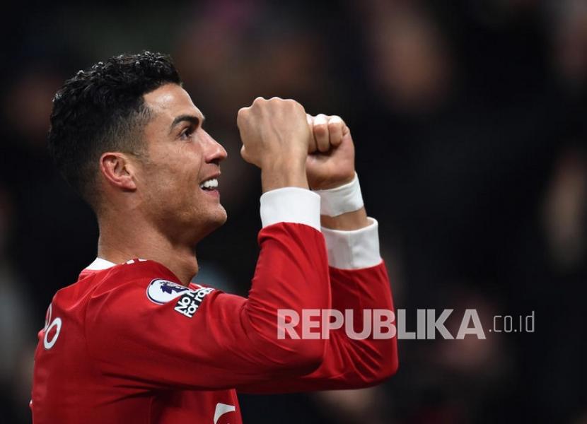  Pemain Manchester United Cristiano Ronaldo merayakan keunggulan 2-1 dalam pertandingan sepak bola Liga Utama Inggris antara Manchester United dan Arsenal FC di Manchester, Inggris, Jumat (3/12) pagi WIB.