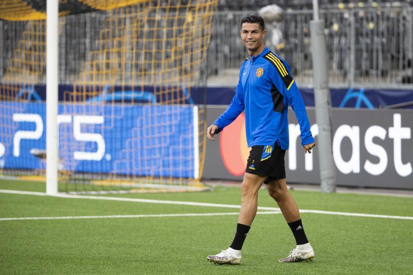 Pemain Manchester United Cristiano Ronaldo tiba untuk sesi latihan di stadion Wankdorf di Bern, Swiss, 13 September 2021. BSC Young Boys akan menghadapi, pada 14 September 2021, Manchester United di babak penyisihan grup Liga Champions UEFA