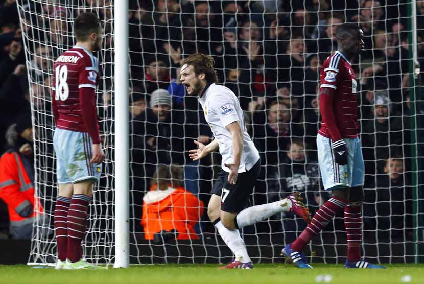 Pemain Manchester United, Daley Blind (tengah), berlari meluapkan kegembiraannya usai menjebol gawang West Ham United dalam laga Liga Primer Inggris di Boleyn Ground, London, Ahad (8/2). 