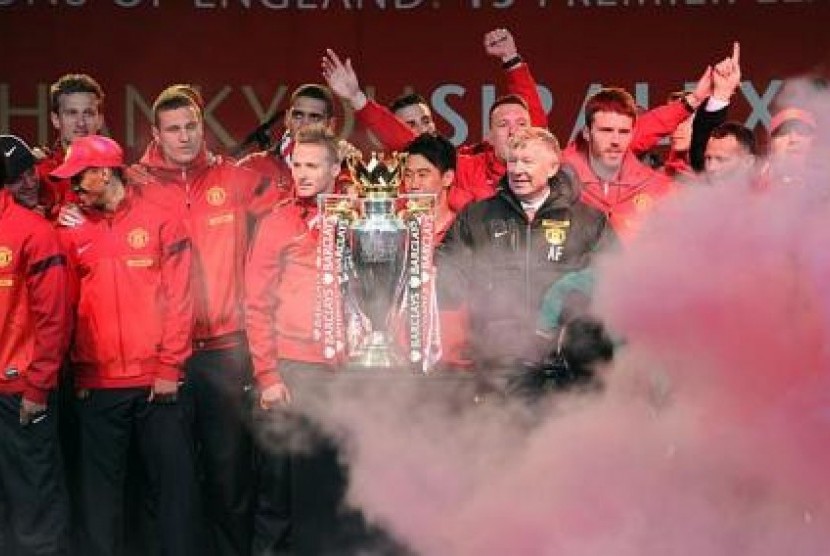 Pemain Manchester United dan Alex Fergusson merayakan kemenangan setelah meraih gelar juar ke-13 Liga Inggris.
