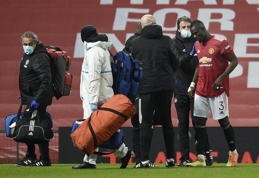 Pemain Manchester United, Eric Bailly (kanan), ditarik keluar lapangan akibat mengalami cedera saat menghadapi Watford di laga putaran ketiga Piala FA di Stadion Old Trafford, Manchester, Sabtu (9/1).