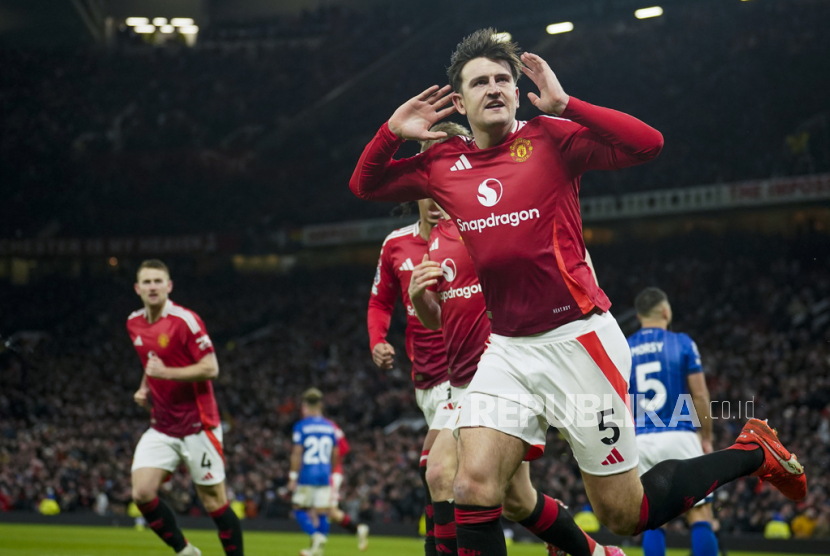 Pemain Manchester United Harry Maguire merayakan gol ketiga timnya dalam pertandingan sepak bola Liga Primer Inggris antara Manchester United dan Ipswich Town di Stadion Old Trafford, Manchester, Kamis, 27 Februari 2025 WIB. 