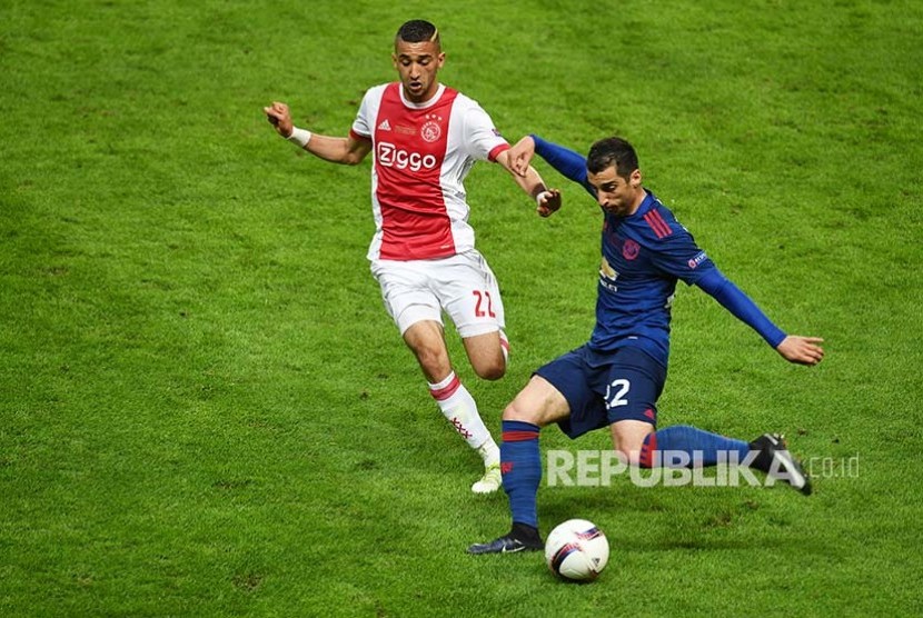 Pemain Ajax Amsterdam Hakim Ziyech (kiri) 