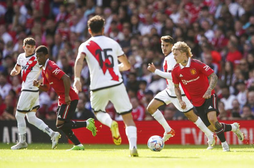 Pemain Manchester United Isak Hansen-Aaroen beraksi dalam laga uji coba kontra Rayo Vallecano di Old Trafford.