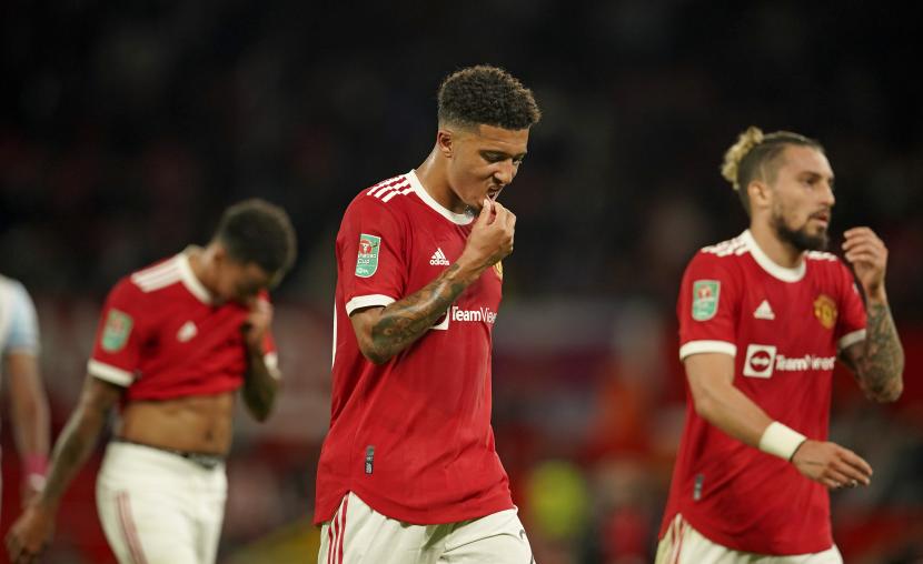 Pemain Manchester United Jadon Sancho meninggalkan lapangan pada babak pertama pada pertandingan sepak bola Piala Liga Inggris antara Manchester United dan West Ham di Old Trafford di Manchester, Inggris, Kamis (23 /9/2021) dini hari WIB.