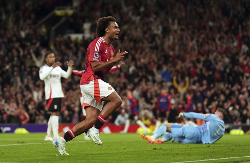 Pemain Manchester United Joshua Zirkzee merayakan golnya ke gawang Fulham dalam pertandingan Liga Primer Inggris di Old Trafford, Sabtu (17/8/2024) dini hari WIB.