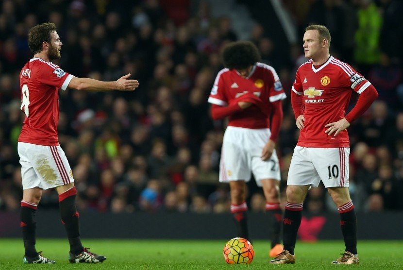 Pemain Manchester United, Juan Mata (kiri), Marouane Fellaini (tengah), dan Wayne Rooney.