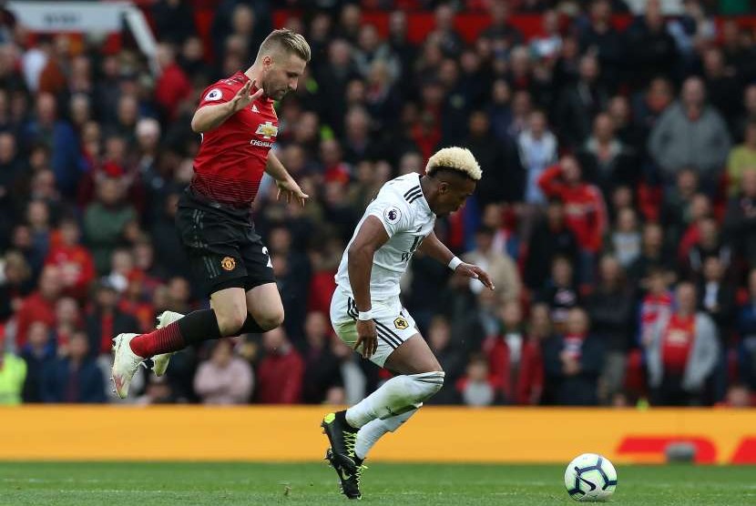 Pemain Manchester United Luke Shaw (kiri) berebut bola dengan Adama Traore dari Wolverhampton Wanderers pada lanjutan Liga Primer 2018/2019 di Stadion Old Trafford, Sabtu (22/9).