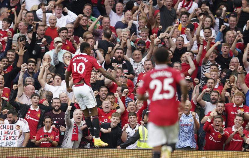 Pemain Manchester United Marcus Rashford merayakan setelah mencetak gol kedua timnya selama pertandingan sepak bola Liga Inggris antara Manchester United dan Arsenal di stadion Old Trafford, di Manchester, Inggris, Ahad, 4 September 2022. 