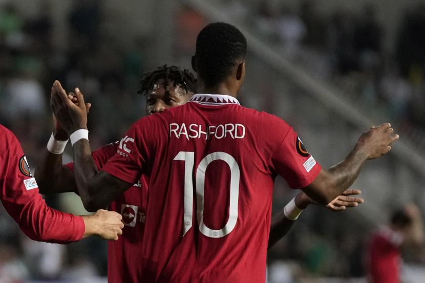 Pemain Manchester United Marcus Rashford merayakan setelah mencetak gol ketiga timnya selama pertandingan sepak bola grup E Liga Europa antara Omonia dan Manchester United di stadion GSP di Nicosia, Siprus, Kamis, 6 Oktober 2022. 