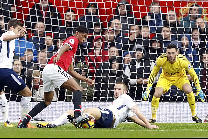 Pemain Manchester United Marcus Rashford,(tengah), diadang pemain Tottenham Hotspu Eric Dier, (kanan) pada pertandingan Liga Primer Inggris di Old Trafford, Sabtu (28/10).Marcus Rashford, centre, and Tottenham Hotspur's Eric Dier,