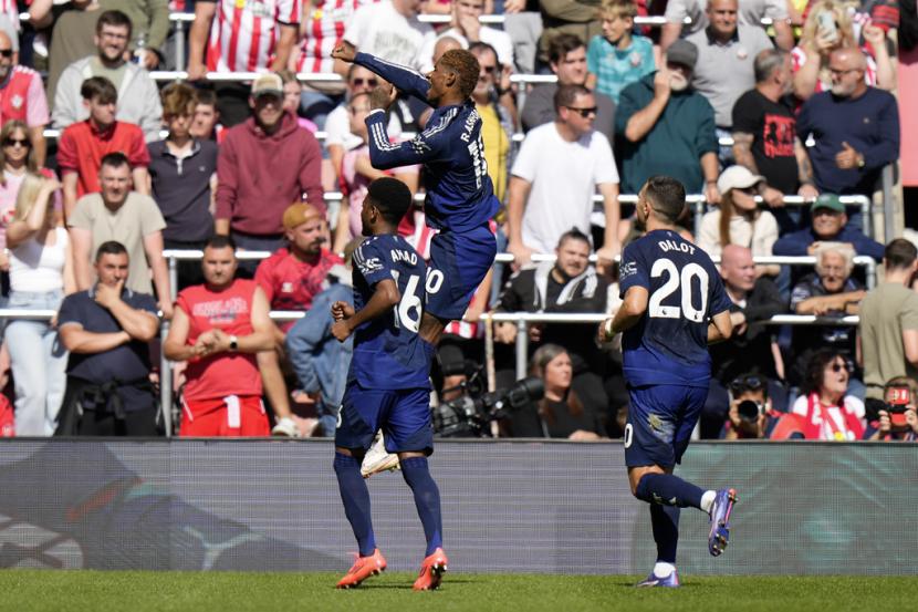 Pemain Manchester United Marcus Rashford (tengah) merayakan gol kedua timnya yang dicetaknya ke gawang Southampton dalam lanjutan Liga Primer Inggris di Stadion St. Mary di Southampton, Inggris, Sabtu, 14 September 2024.