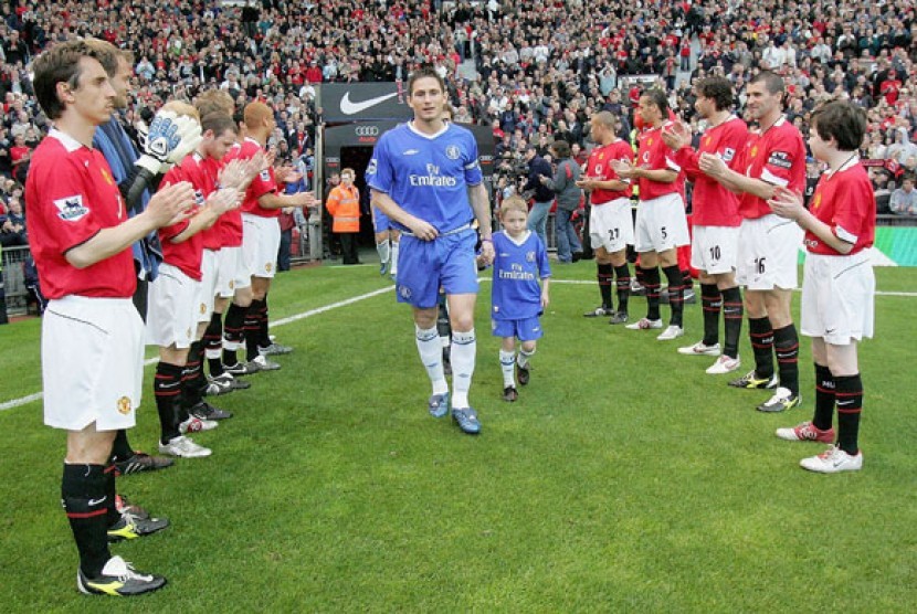 Pemain Manchester United memberikan guard of honour kepada pemain Chelsea yang menjuarai Liga Primer 2005 untuk pertama kali dalam 50 tahun terakhir.