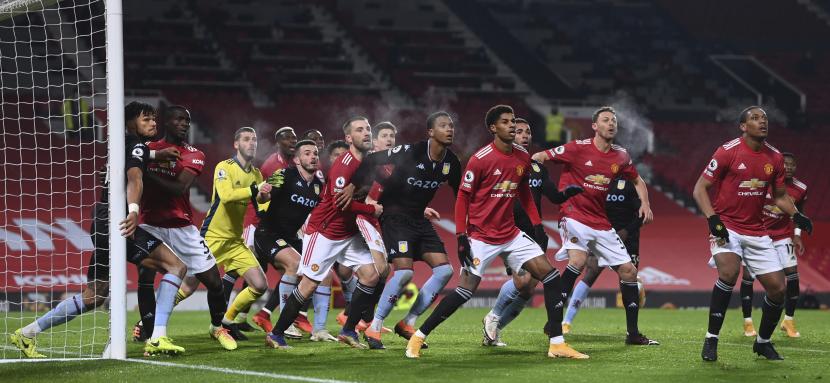 Pemain Manchester United mempertahankan tendangan sudut selama pertandingan sepak bola Liga Premier Inggris antara Manchester United dan Aston Villa di Old Trafford di Manchester, Inggris, Jumat, 1 Januari 2021. 