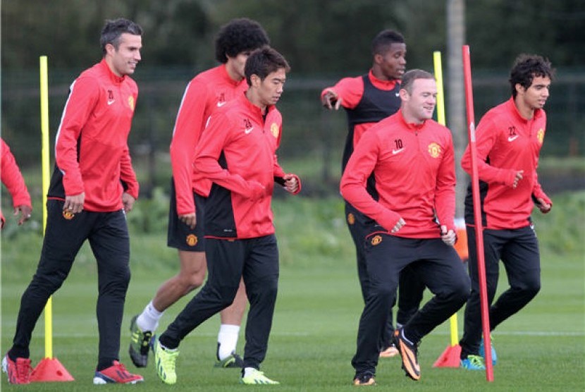 Pemain Manchester United menggelar sesi latihan jelang laga menjamu Bayer Leverkusen di laga Liga Champions di Manchester pada Senin (16/9). 