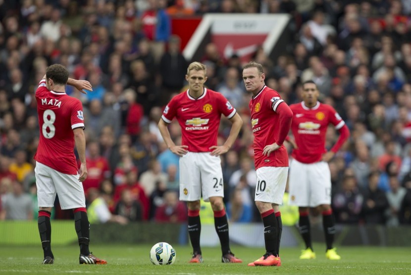 Pemain Manchester United menunggu dimulainya kembali permainan saat melawan Swansea City pada laga perdana Liga Primer