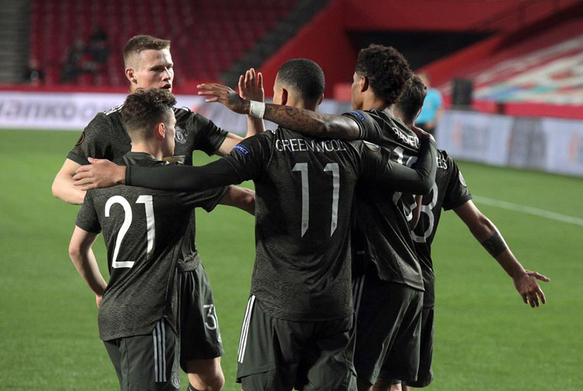 Pemain Manchester United merayakan gol ke gawang Granada. Pada leg pertama perempat final Liga Europa ini MU menang 2-0.