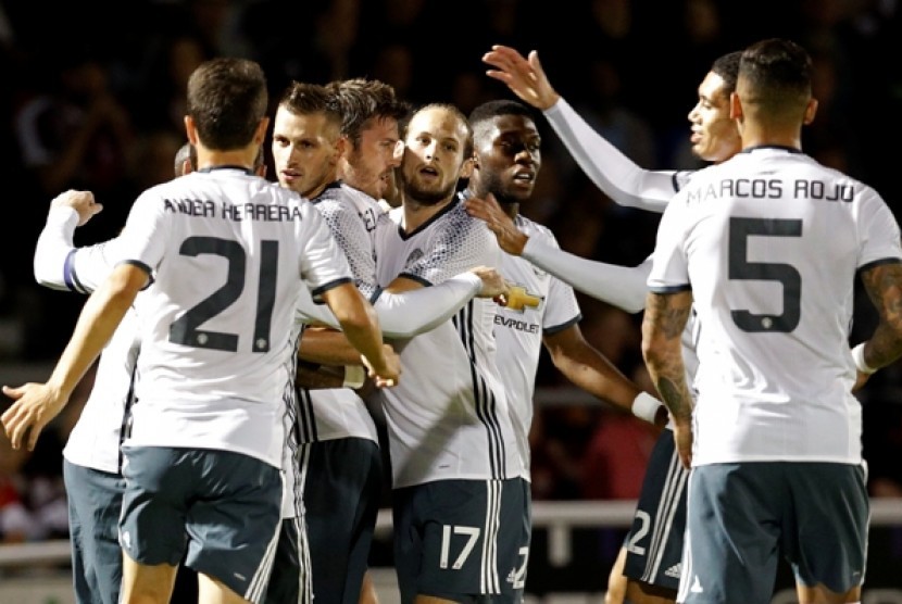 Pemain Manchester United merayakan gol Michael Carrick ke gawang Northampton Town di laga Piala Liga, Kamis (22/9) dini hari WIB. United menang 3-1 dalam laga ini.