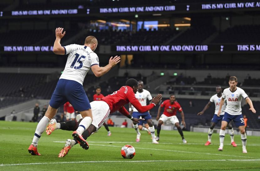Pemain Manchester United, Paul Pogba (dua kana), dilanggar pemain Tottenham Hotspur, Eric Dier, dalam laga Liga Inggris di Stadion Tottenham, London, Jumat (9/6).