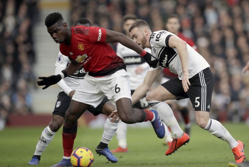 Pemain Manchester United, Paul Pogba (kiri), berebut bola dengan pemain Fulham, Calum Chambers, dalam laga Liga Inggris di stadion Craven Cottage, London, Sabtu.