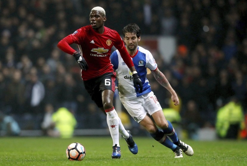 Pemain Manchester United Paul Pogba saat melawan Blackburn Rovers, (19/2).
