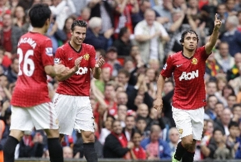 Pemain Manchester United Rafael (kanan), Shinji Kagawa (kiri), dan Robin van Persie (tengah).