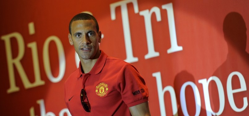 Pemain Manchester United Rio Ferdinand saat lelang amal di Jakarta, Rabu (29/6). Kedatangan bek MU tersebut dalam rangka peluncuran Tri ManUtd Soccer School dan lelang memorabilia Rio Ferdinand yang hasilnya digunakan untuk membantu anak-anak pengidap HIV/