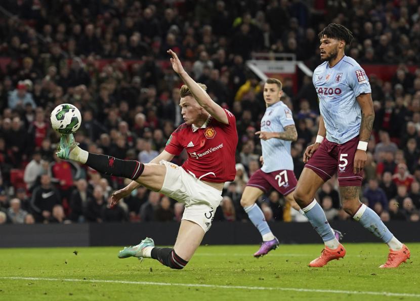 Pemain Manchester United Scott McTominay mencetak gol keempat timnya selama pertandingan sepak bola putaran ketiga Piala Liga Inggris antara Manchester United dan Aston Villa di Manchester, Inggris, Jumat (11/11/2022). 