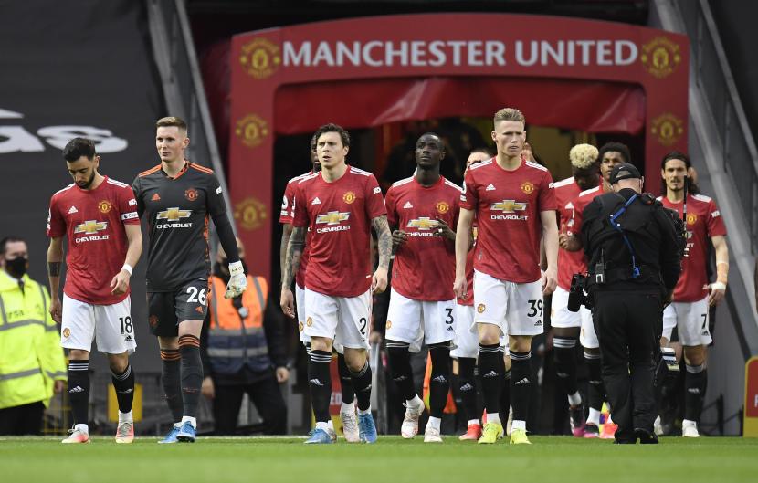  Pemain Manchester United sebelum pertandingan sepak bola Liga Utama Inggris antara Manchester United dan Liverpool, di stadion Old Trafford di Manchester, Inggris, Jumat (14/5).