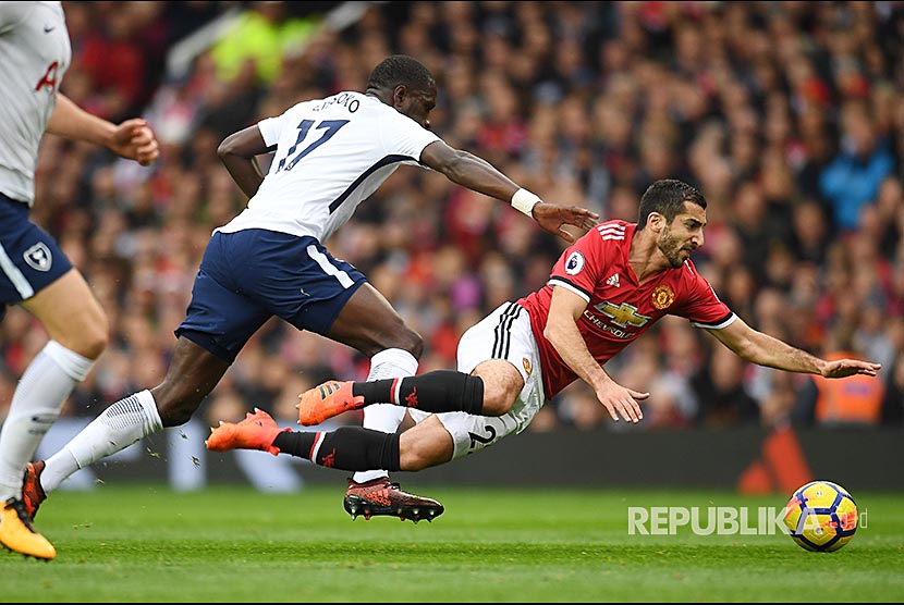 Pemain Manchster United Henrikh Mkhitaryan (kanan) ditempel ketat pemain Tottenham Hotspur Mousaa Sissoko (kiri) pada pertandingan Liga Primer Inggris di Old Trafford, Sabtu (28/10).