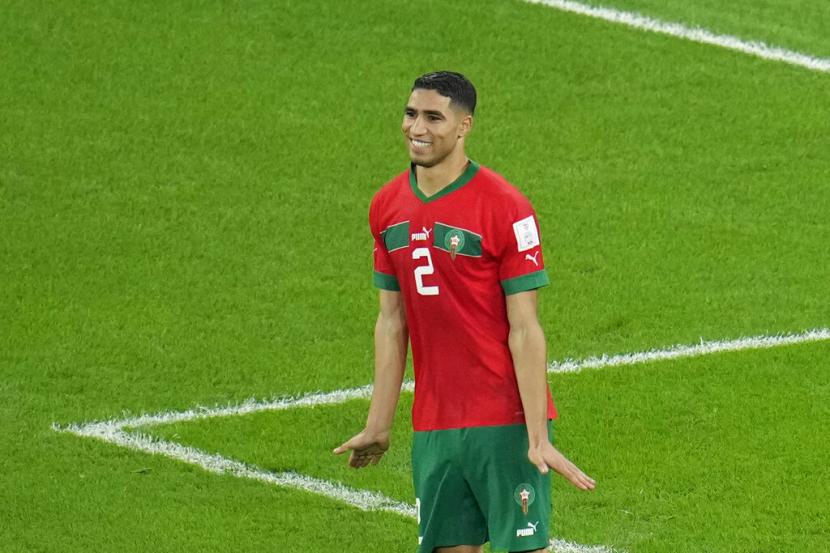  Pemain Maroko Achraf Hakimi melakukan selebrasi setelah mencetak gol penalti yang menentukan pada akhir pertandingan sepak bola babak 16 besar Piala Dunia antara Maroko dan Spanyol, di Education City Stadium di Al Rayyan, Qatar, Selasa, 6 Desember 2022. 