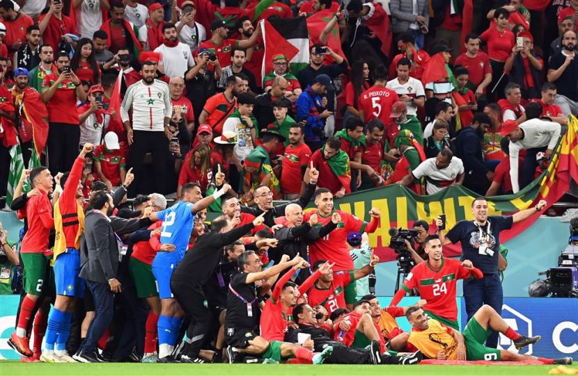  Pemain Maroko merayakan setelah memenangkan pertandingan sepak bola perempat final Piala Dunia FIFA 2022 antara Maroko dan Portugal di Stadion Al Thumama di Doha, Qatar, Sabtu (10/12).
