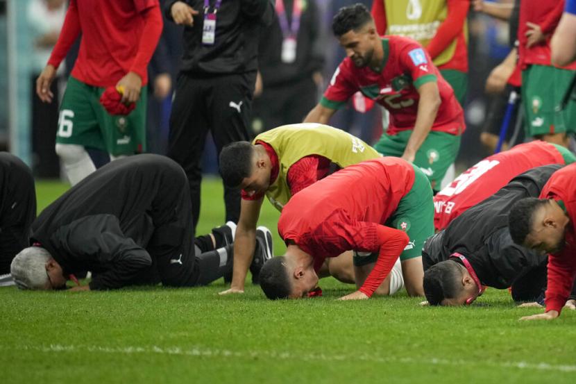 Para pemain Maroko melakukan sujud syukur sebagai tanda terima kasih kepada Allah setelah semifinal Piala Dunia FIFA 2022 antara Prancis dan Maroko di Stadion Al Bayt di Al Khor, Qatar, Kamis (15/12) dini hari WIB. Viral Live Instagram Pemain Sepak Bola Maroko Ajak Penggemar Masuk Islam 