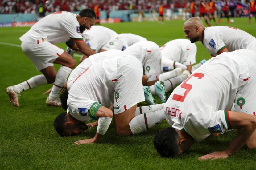  Para pemain Maroko sujud syukur merayakan kemenangan di Piala Dunia 2022 Qatar.