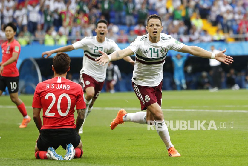 Pemain Meksiko  Javier Hernandez  melakukan selebrasi  usai mencetak gol pada pertandingan grup F Piala Dunia 2018  antara meksiko dan Korea Selatan di Stadion Fisht di Sochi, Rusia, Sabtu (23/6). 